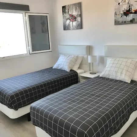 Beautiful 2 Bed Apt Atlantic View First Floor With Air Con & Free Wifi Apt 17a Lejlighed *